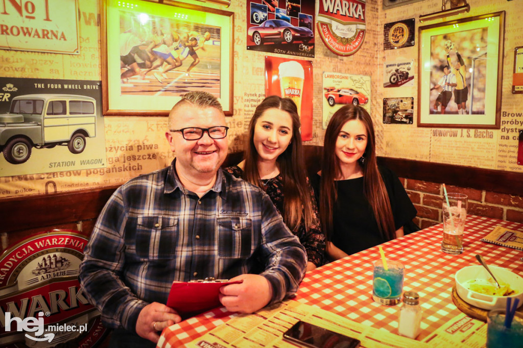 Karaoke w Warce w nastroju Dnia Kobiet