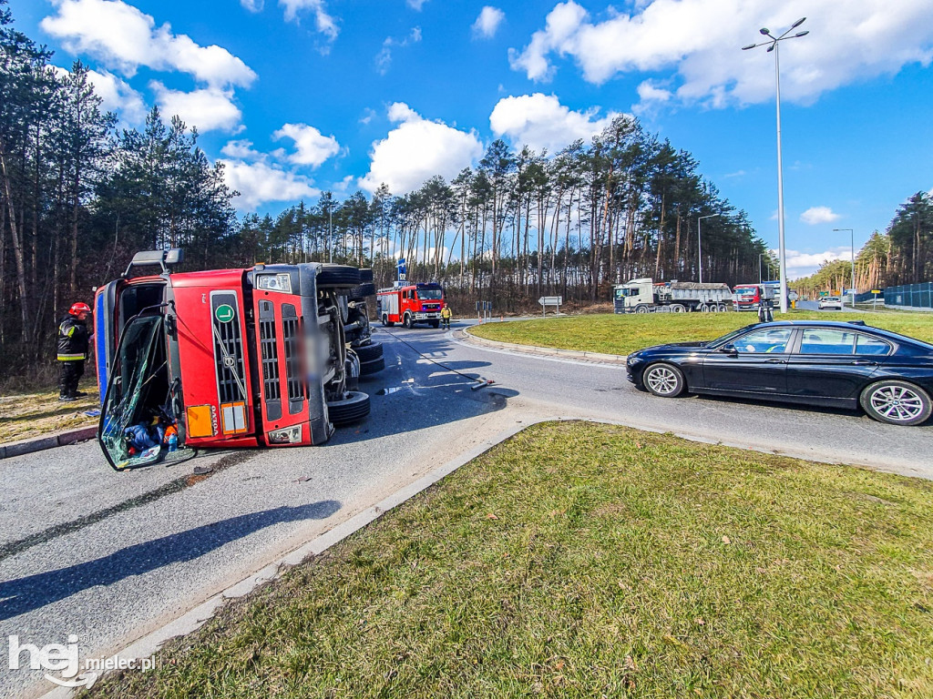 Wypadek cysterny na obwodnicy Mielca