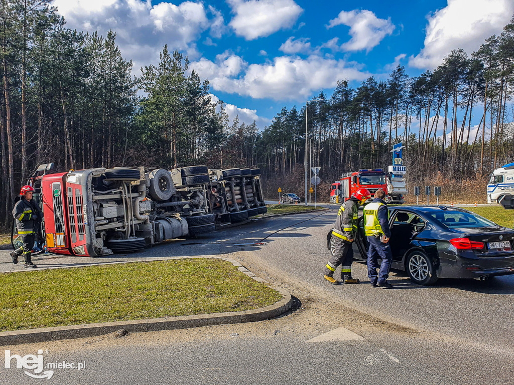 Wypadek cysterny na obwodnicy Mielca