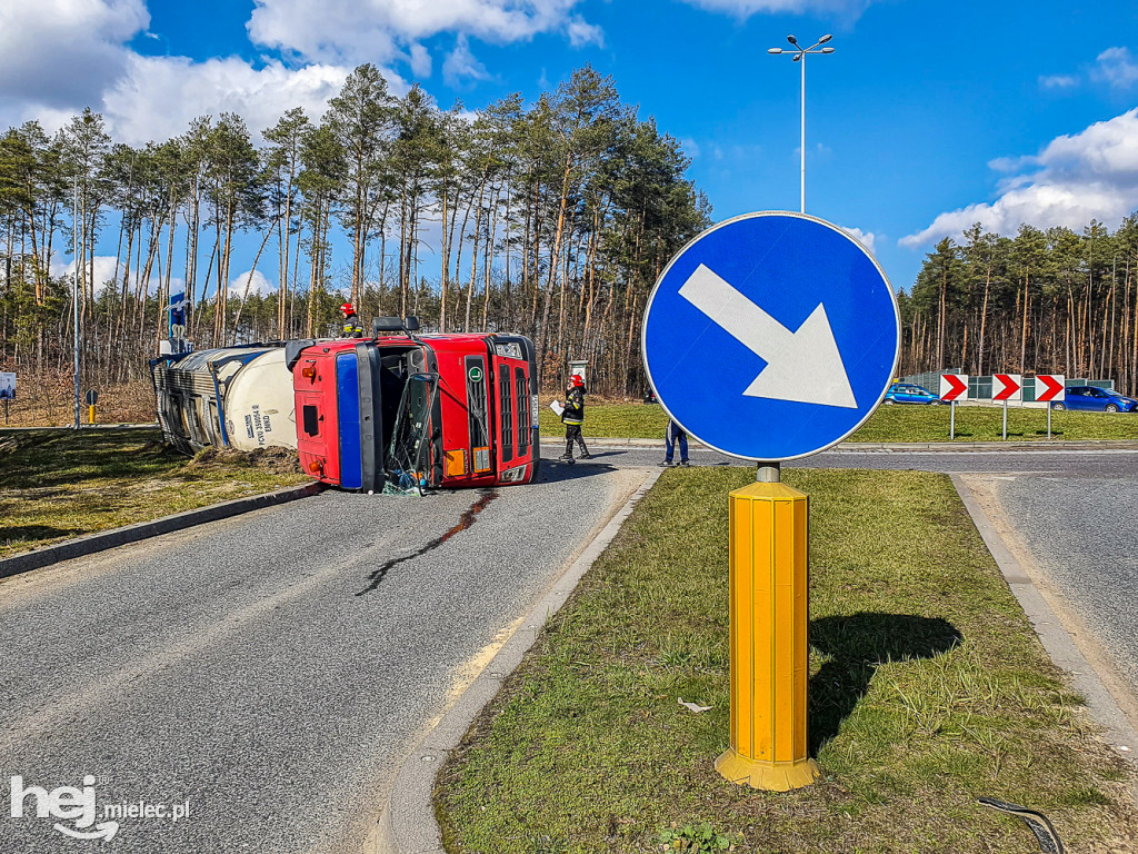 Wypadek cysterny na obwodnicy Mielca