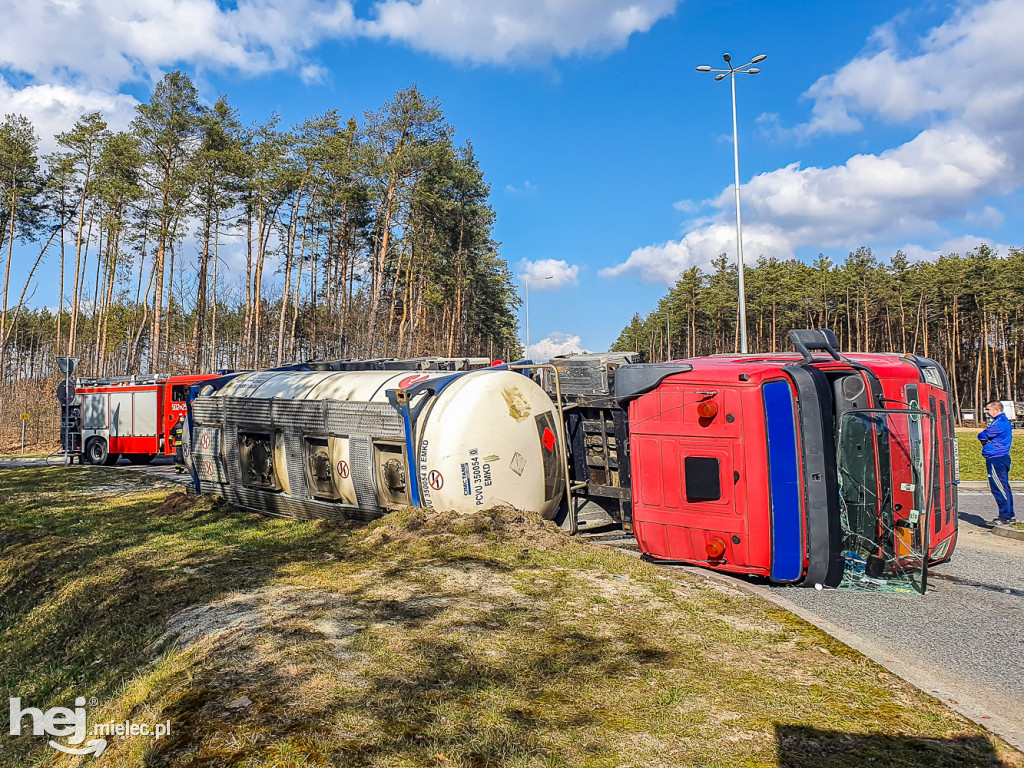 Wypadek cysterny na obwodnicy Mielca