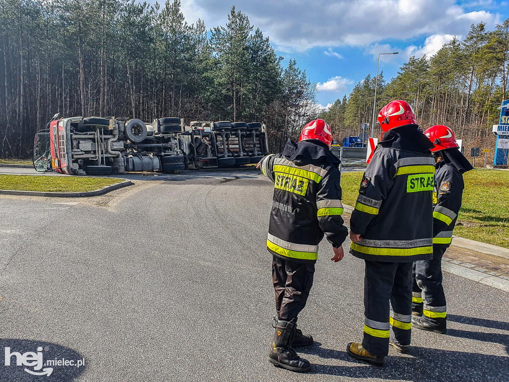 Wypadek cysterny na obwodnicy Mielca