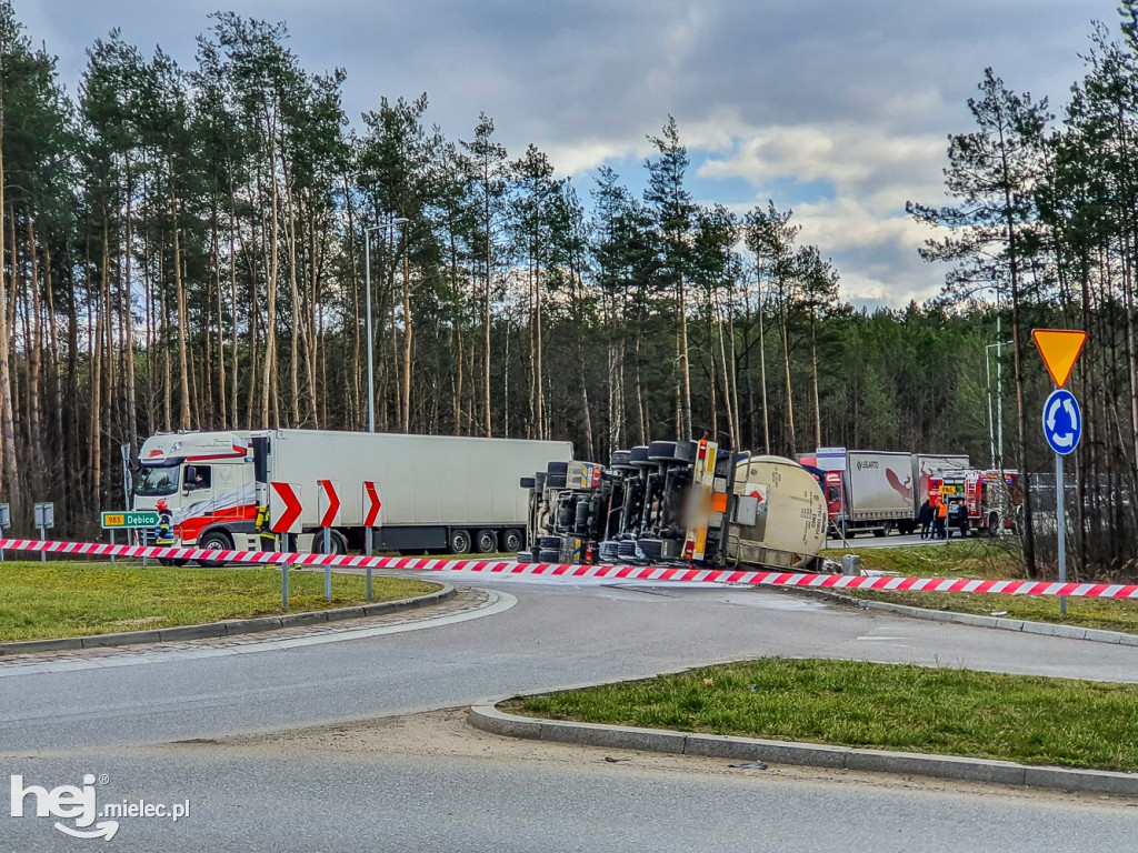 Wypadek cysterny na obwodnicy Mielca