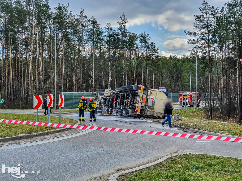 Wypadek cysterny na obwodnicy Mielca