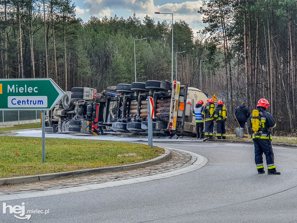 Wypadek cysterny na obwodnicy Mielca