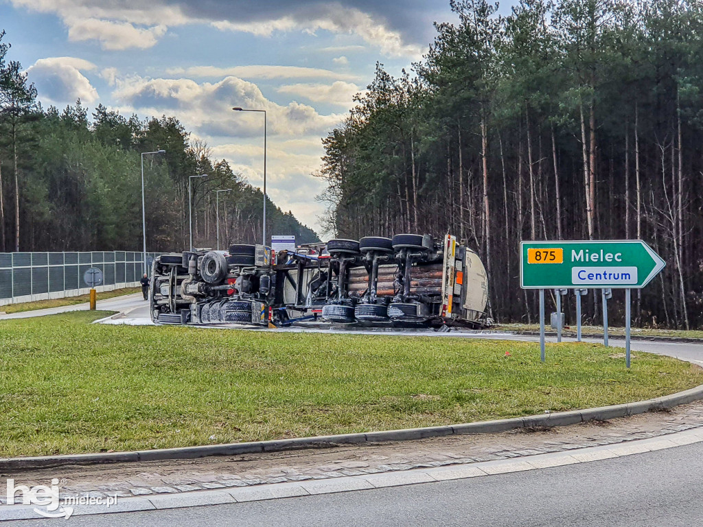 Wypadek cysterny na obwodnicy Mielca