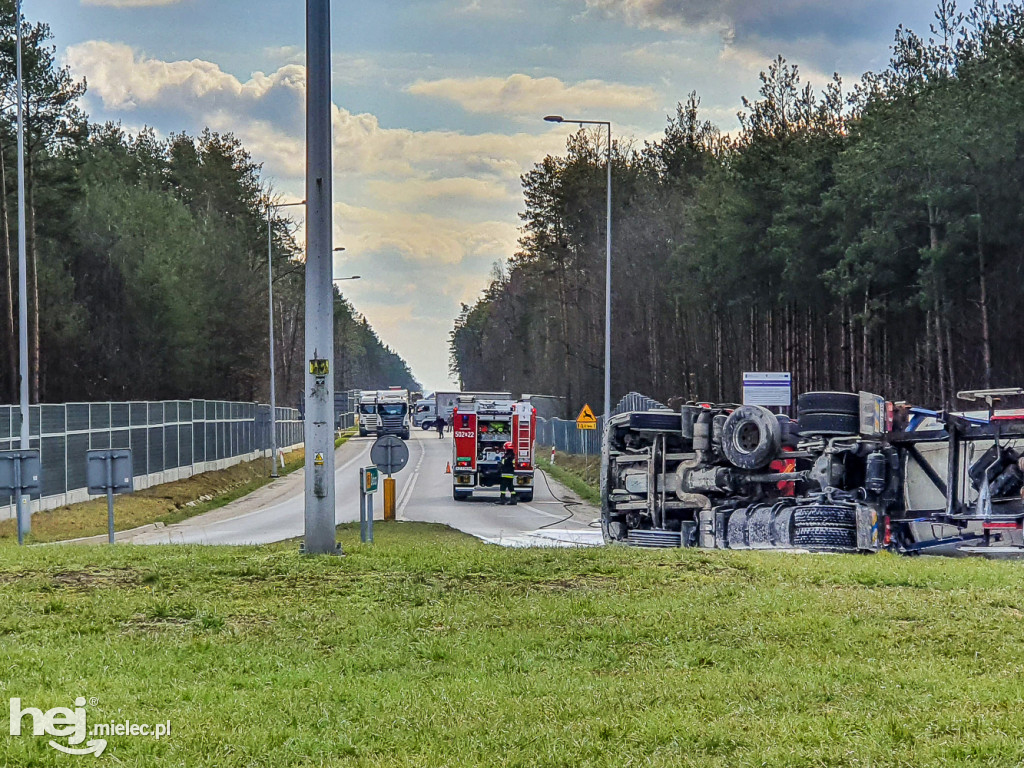 Wypadek cysterny na obwodnicy Mielca