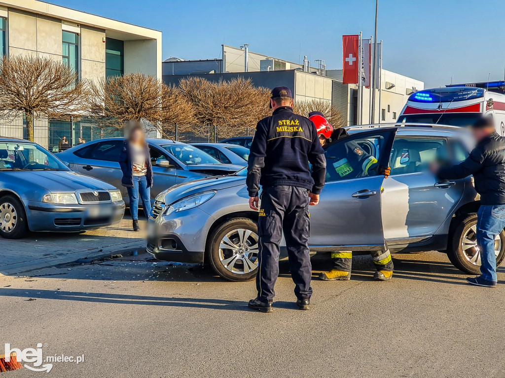 Zderzenie trzech pojazdów na Inwestorów