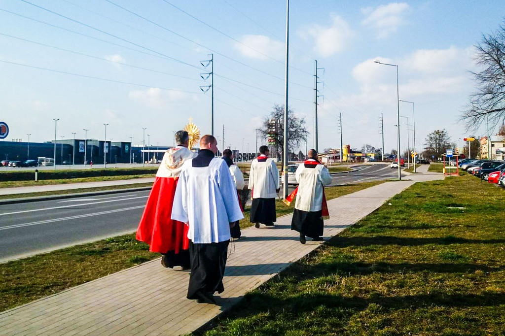 Koronawirus: procesja eucharystyczna na Smoczce