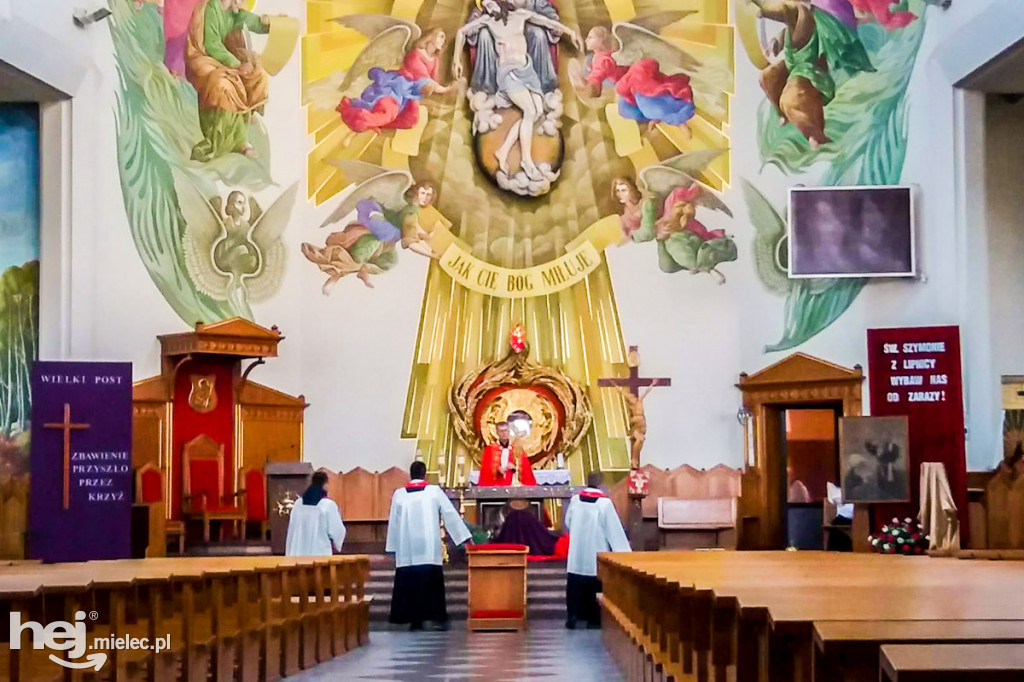 Koronawirus: procesja eucharystyczna na Smoczce