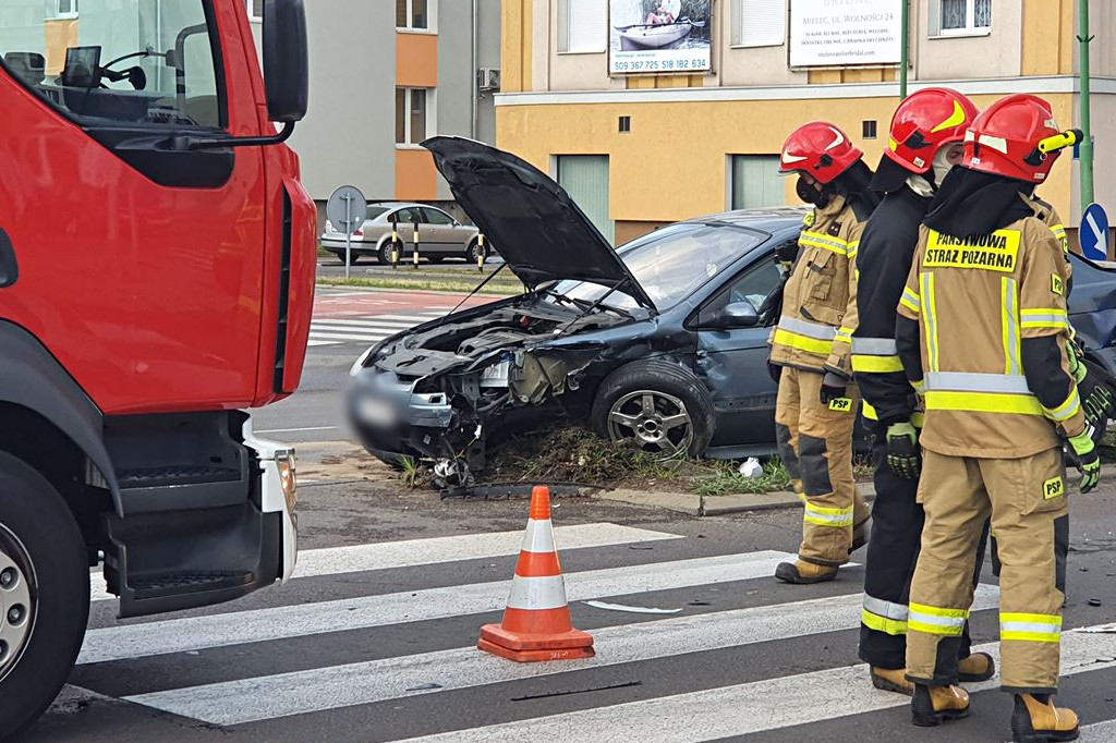 Zderzenie opla z citroenem pod Pasażem