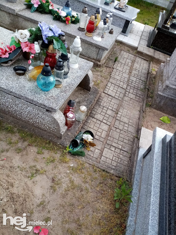 Impreza na cmentarzu, uszkodzony nagrobek