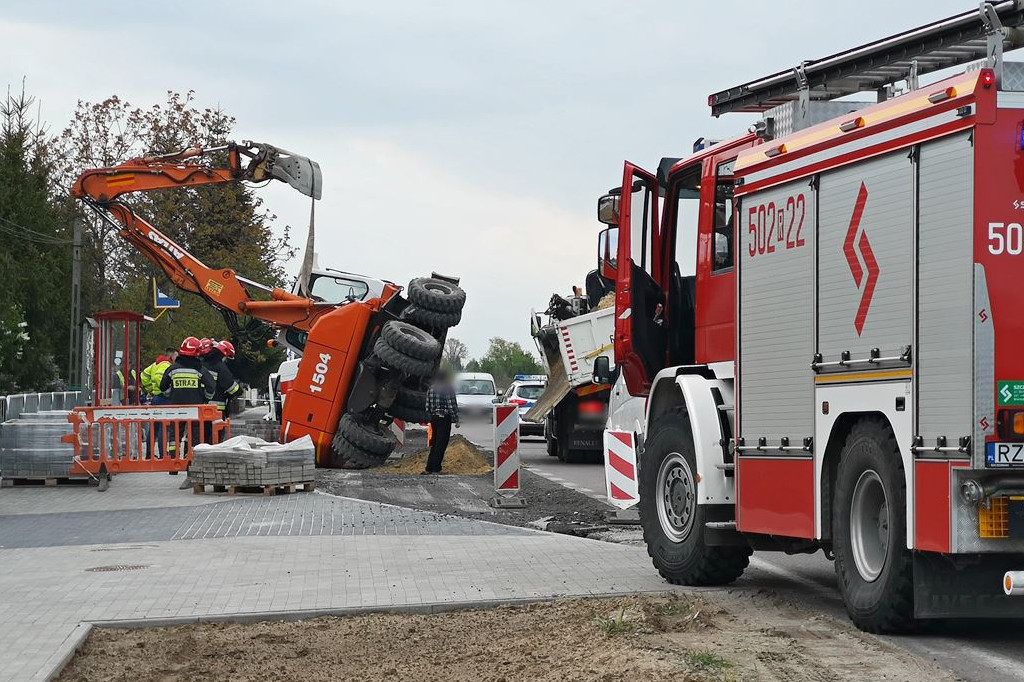 Przewrócona koparka na drodze Mielec - Chorzelów
