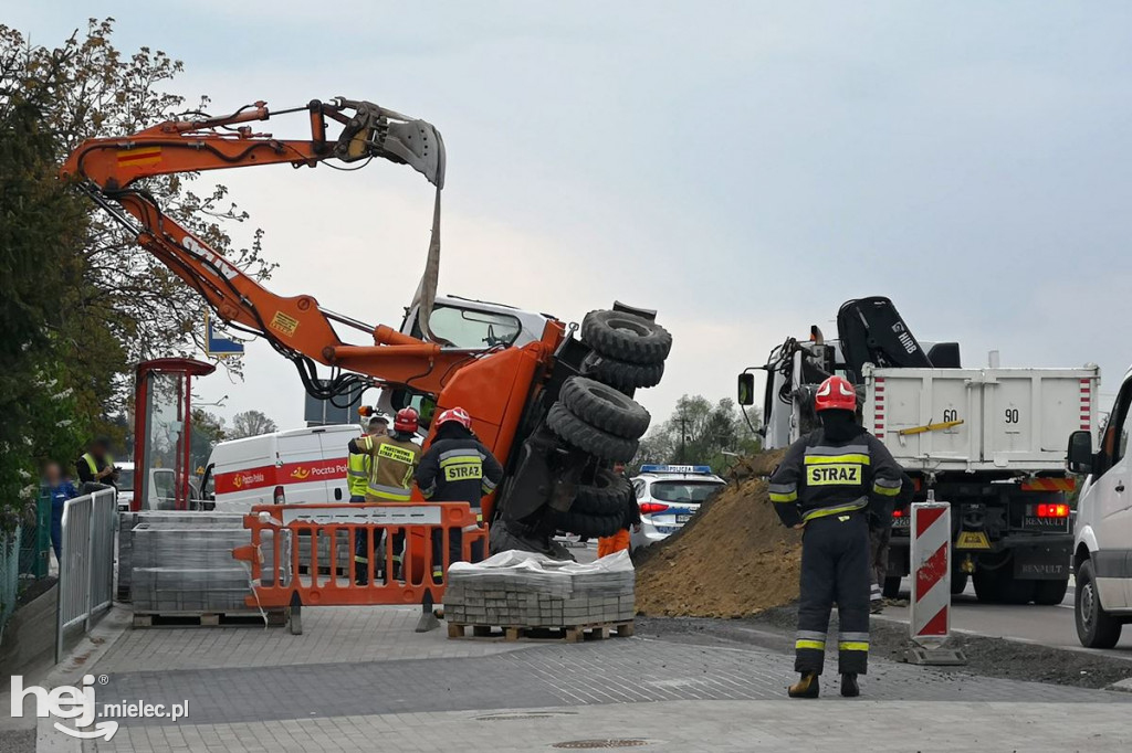 Przewrócona koparka na drodze Mielec - Chorzelów