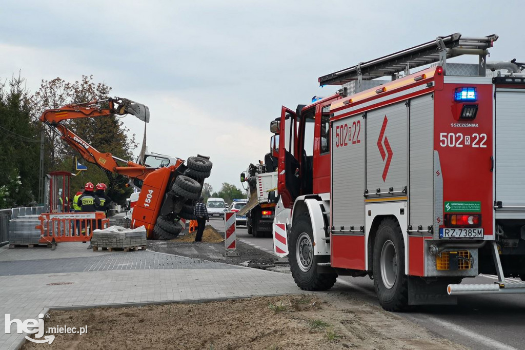 Przewrócona koparka na drodze Mielec - Chorzelów