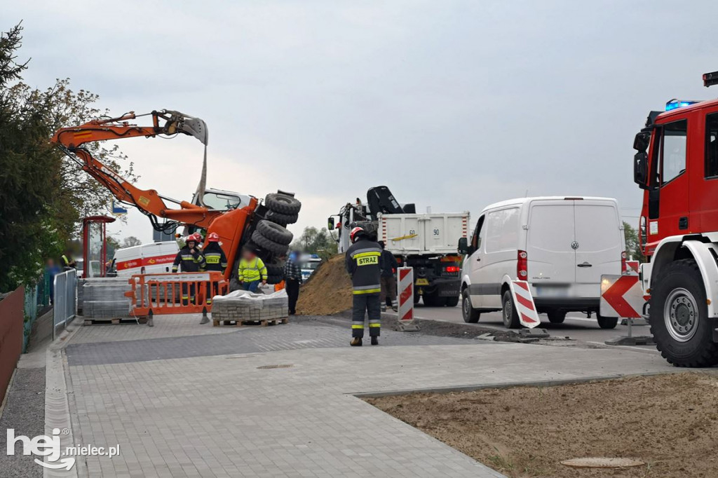 Przewrócona koparka na drodze Mielec - Chorzelów