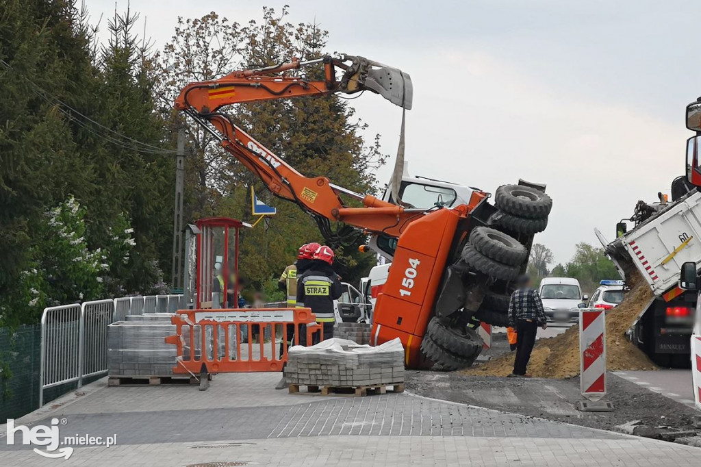 Przewrócona koparka na drodze Mielec - Chorzelów
