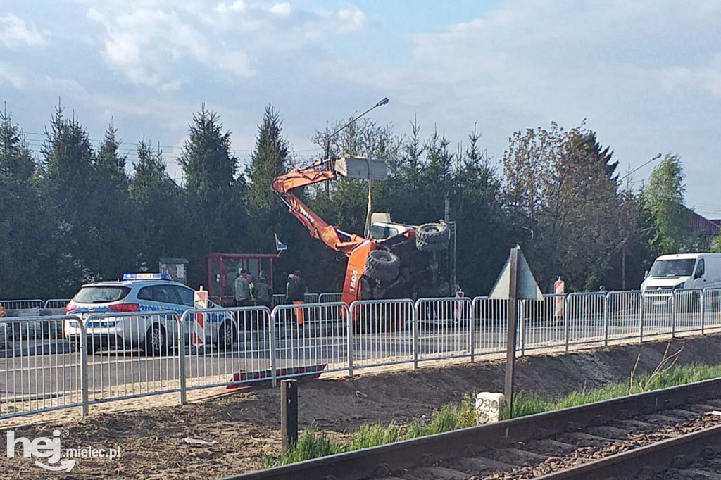 Przewrócona koparka na drodze Mielec - Chorzelów