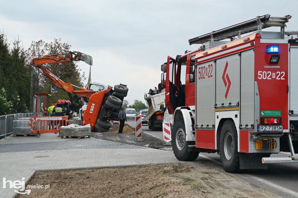 Przewrócona koparka na drodze Mielec - Chorzelów