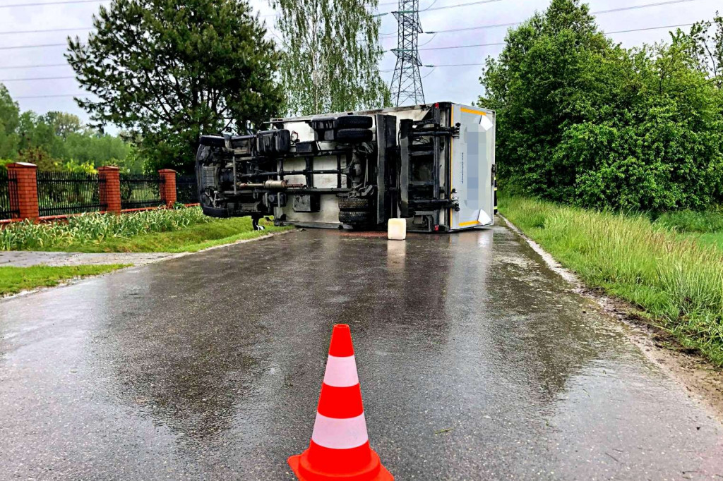 Przewrócony dostawczak w Ostrówku
