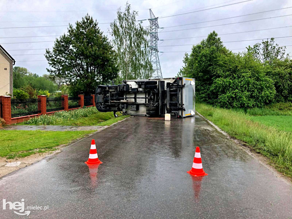 Przewrócony dostawczak w Ostrówku