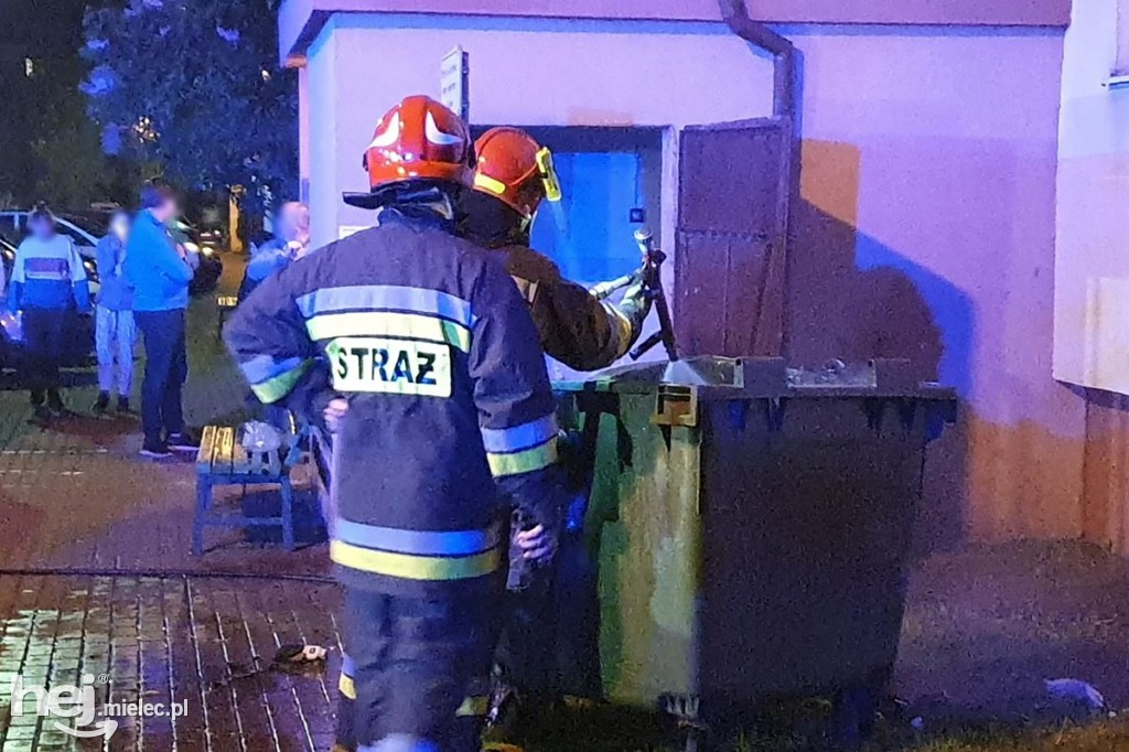 Pożar śmieci w wieżowcu przy Kossaka