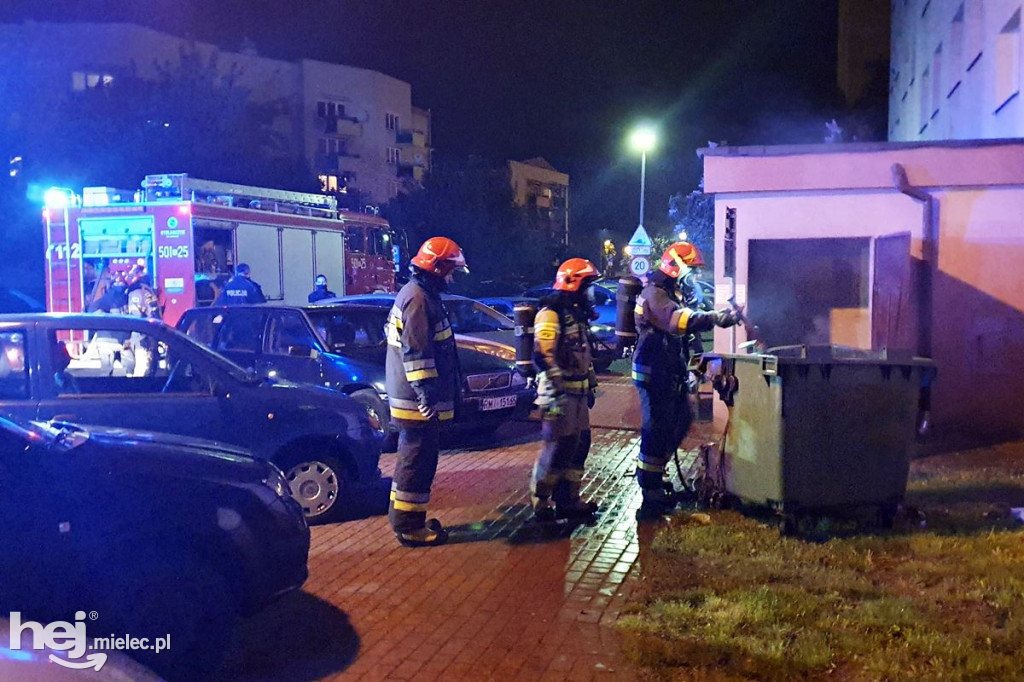 Pożar śmieci w wieżowcu przy Kossaka