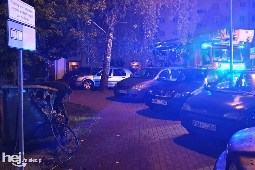 Pożar śmieci w wieżowcu przy Kossaka