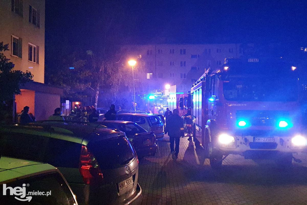 Pożar śmieci w wieżowcu przy Kossaka