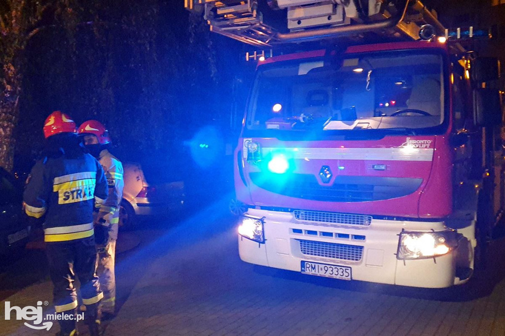 Pożar śmieci w wieżowcu przy Kossaka