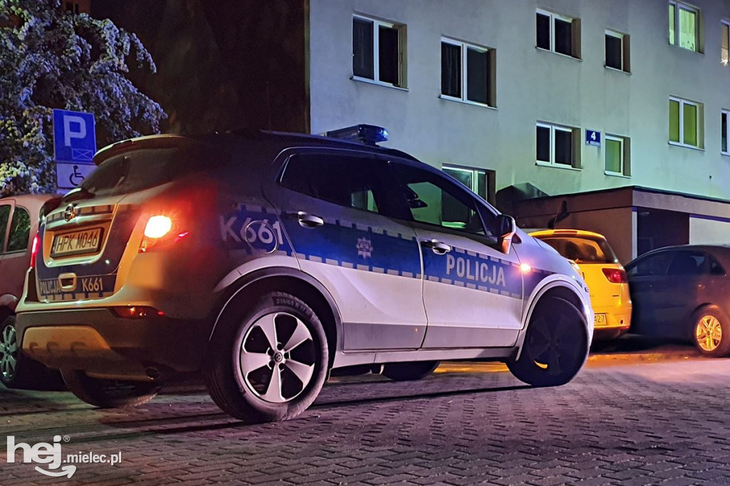 Pożar śmieci w wieżowcu przy Kossaka