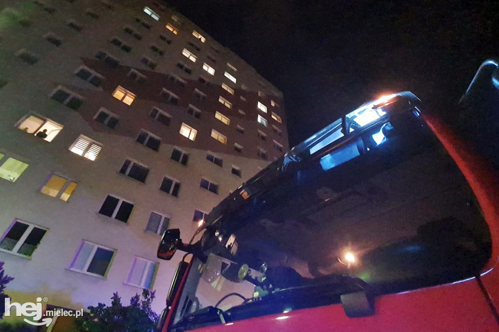 Pożar śmieci w wieżowcu przy Kossaka