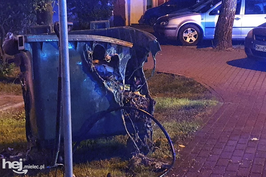 Pożar śmieci w wieżowcu przy Kossaka