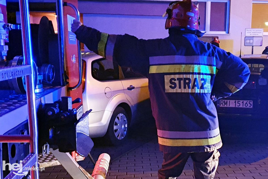 Pożar śmieci w wieżowcu przy Kossaka