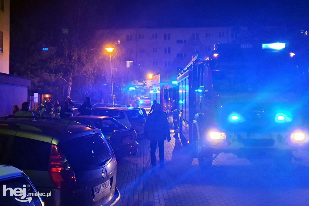 Pożar śmieci w wieżowcu przy Kossaka