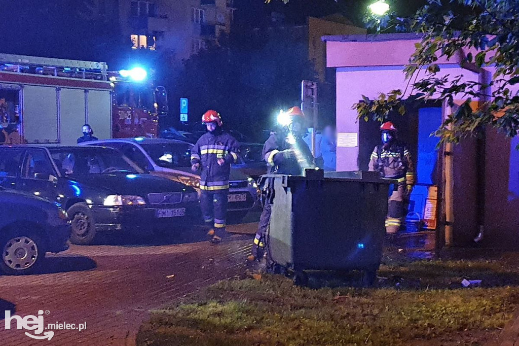 Pożar śmieci w wieżowcu przy Kossaka
