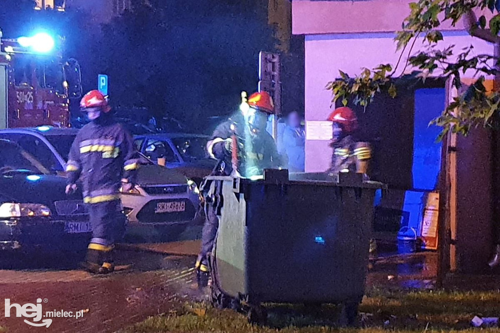 Pożar śmieci w wieżowcu przy Kossaka