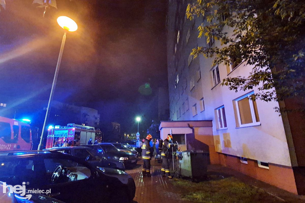 Pożar śmieci w wieżowcu przy Kossaka