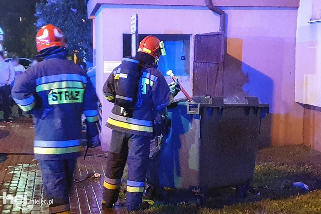 Pożar śmieci w wieżowcu przy Kossaka