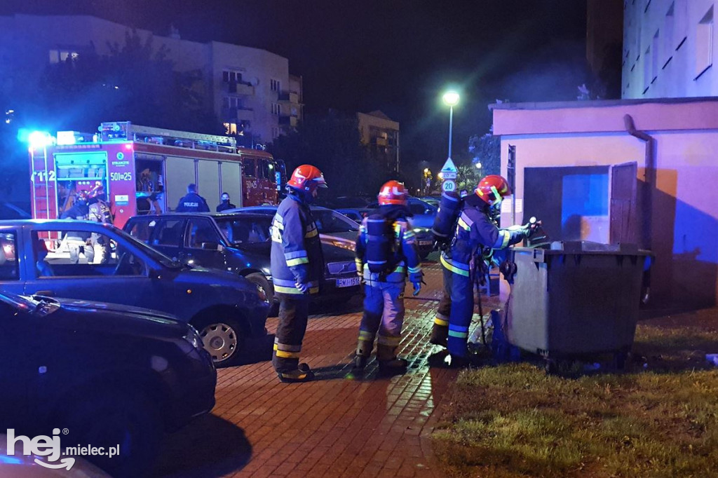 Pożar śmieci w wieżowcu przy Kossaka