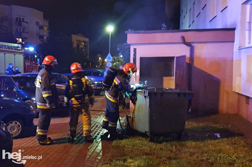 Pożar śmieci w wieżowcu przy Kossaka