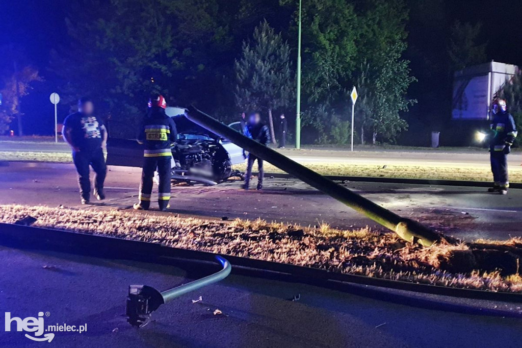Mercedes wpadł w latarnię na al. Kwiatkowskiego