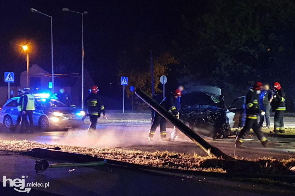 Mercedes wpadł w latarnię na al. Kwiatkowskiego