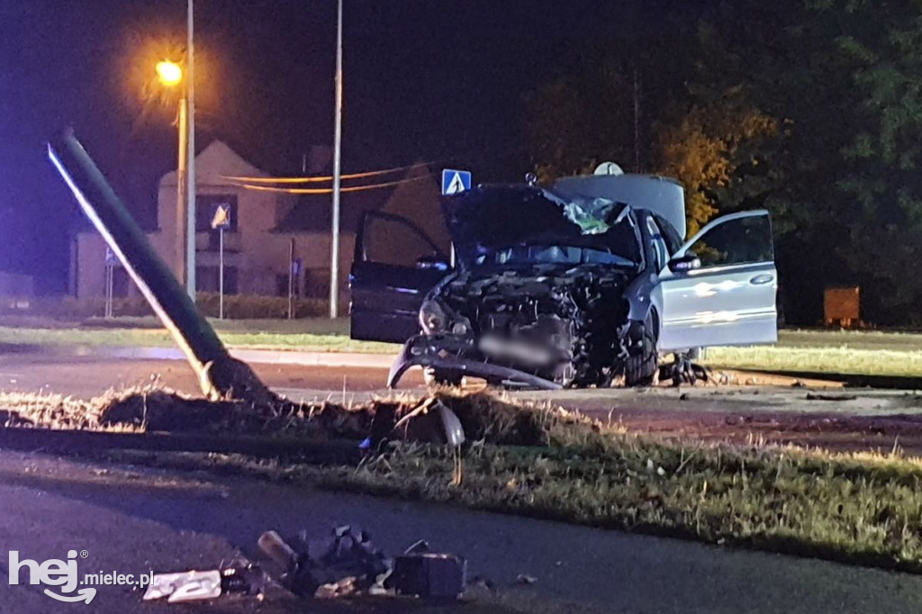 Mercedes wpadł w latarnię na al. Kwiatkowskiego