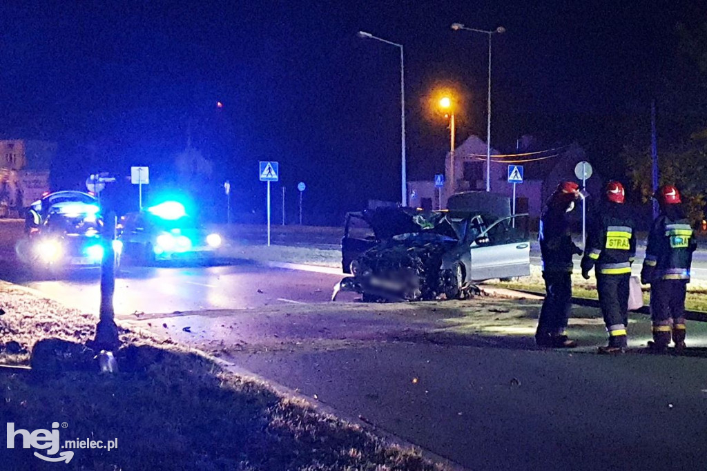 Mercedes wpadł w latarnię na al. Kwiatkowskiego