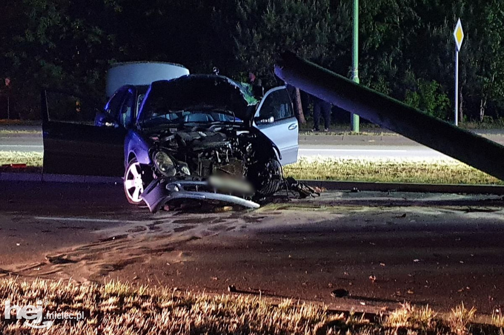 Mercedes wpadł w latarnię na al. Kwiatkowskiego