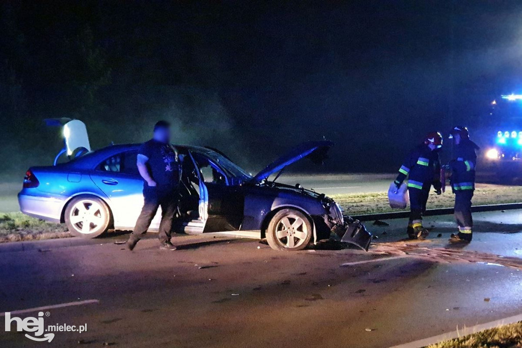 Mercedes wpadł w latarnię na al. Kwiatkowskiego