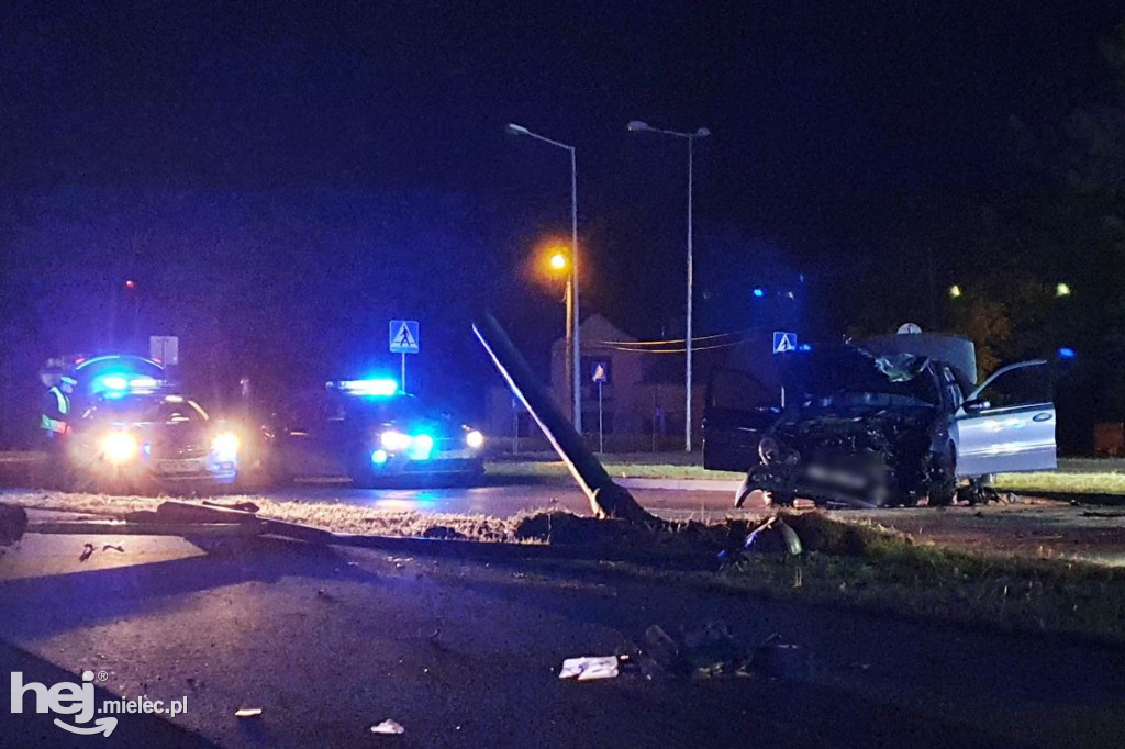 Mercedes wpadł w latarnię na al. Kwiatkowskiego