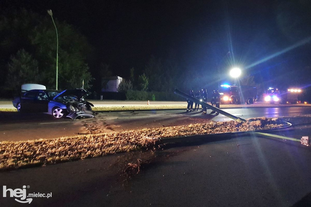 Mercedes wpadł w latarnię na al. Kwiatkowskiego