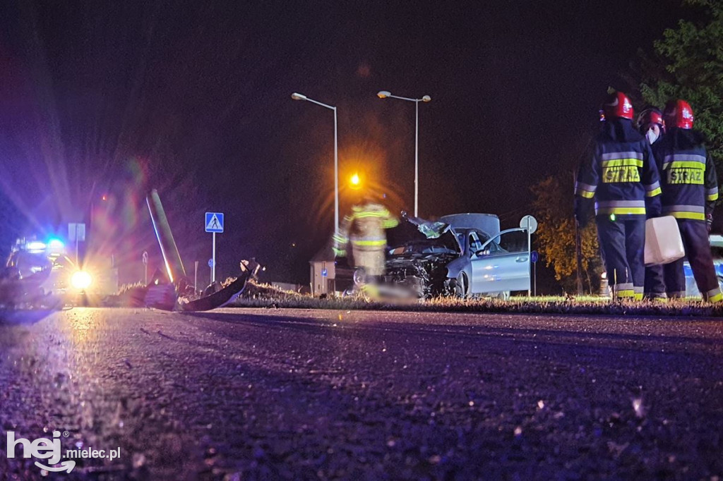 Mercedes wpadł w latarnię na al. Kwiatkowskiego